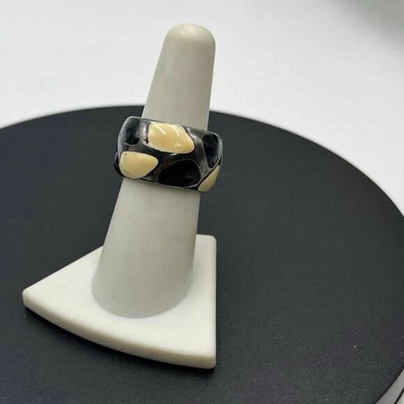 Vintage Cream and Black Enameled  Sterling Silver‎ Domed Band Ring Size 7.5 - Picture 9 of 9